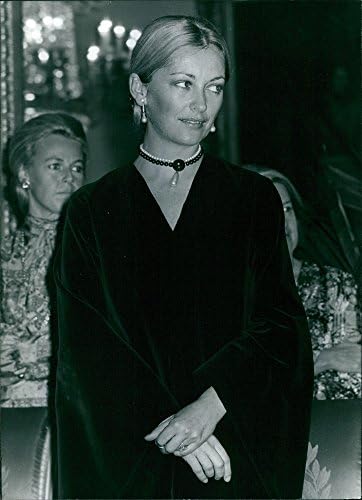 Реколта снимка на кралицата на Белгия Паолы, стоящи и елегантно выглядящей в своя черна рокля.