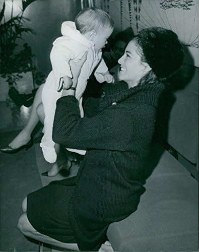 Реколта снимка на Натали Делон, играющей с детето си.