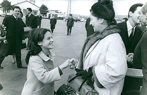 Реколта снимка на Марина Кареллы, пожимающей ръката на една жена.- Февруари 1965 г.
