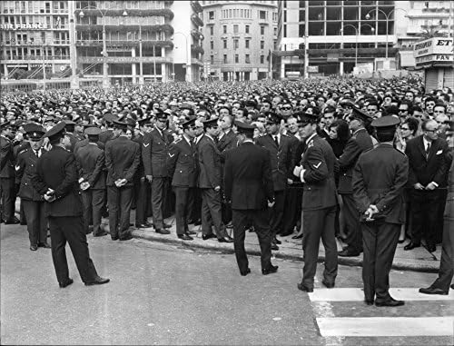 Реколта снимка от хора се събраха на погребението на Георгиос Папандреу.