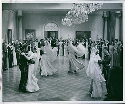 Реколта снимка на танцуващите мъже и жени, сцена от филма L246;jtnantshj228;rtan (Кървене на сърцето), 1942.
