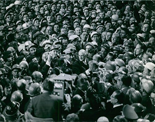 Реколта снимка Шарл де Гол заобиколен от хора.- Септември 1962 г.