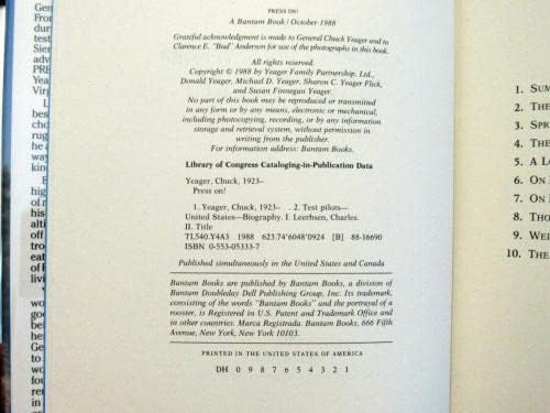 Пилотът на Скорост на звука Chuck Yeager Подписа Автографи върху книга с твърди корици от 1988 г., Jsa - Спортни списания с