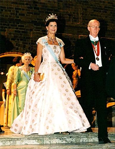 Реколта снимка на кралица Силвия в придружени от Бенгта Самуэльссона на тържествено вечеря за нобеловите лауреати в кметството