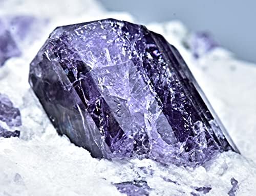 85-Граммовый Лилаво crystal скаполита с флуоресцентным края на матрица