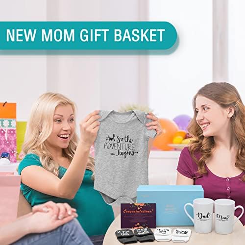 Подаръци за бременни за първи път – Комплект чаши за мама и татко Est 2023 на 14 грама с комбинезоном и детски чорапи, Поздравителна картичка