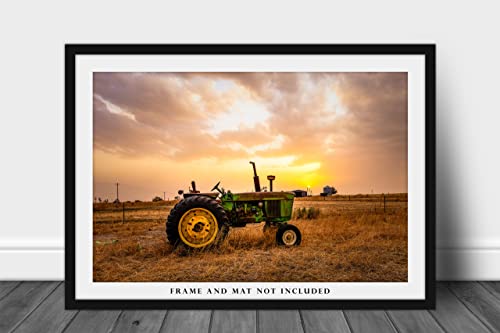 Снимка в стил Кънтри Печат (без рамка) Изображение на класическия трактора по залез слънце ненастным пролетта вечер във ферма в Тексас