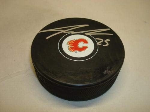 Шон Monaghan подписа Хокей шайба Калгари Флеймс с автограф на PSA/DNA COA 1C - за Миене на НХЛ с автограф