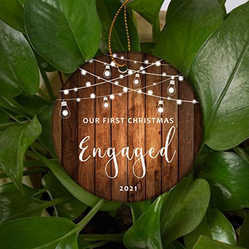 Първата ни Коледа Годежен Украса /Подарък за спомен от 2021, Керамични Бижута Сватба, Подарък за Коледа за Младоженци Семейна Двойка - Керамично украса във формата на