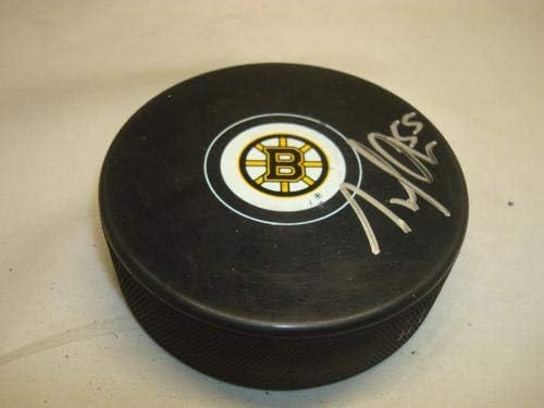 Ноел Акчиари подписа хокей шайба Бостън Бруинс с автограф 1А - за Миене на НХЛ с автограф