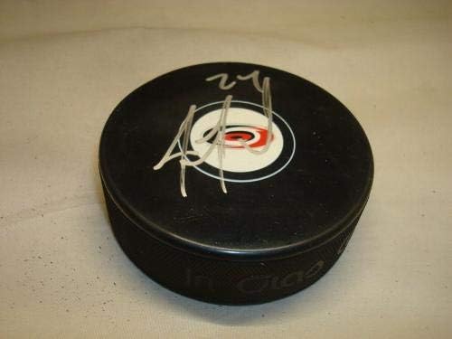 Джъстин Фолк подписа хокей шайба Каролина хърикейнс с автограф 1Б - за Миене на НХЛ с автограф