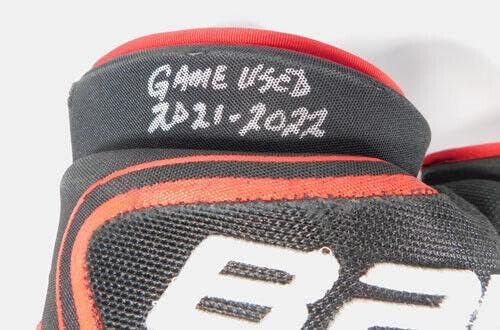 2021-22 Кърби Вили подписа договор с Чикаго Блекхоукс на използваните в играта ръкавици Bauer COA - Използваните в играта ръкавици