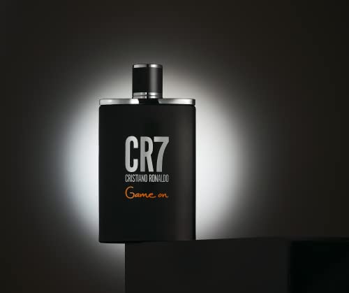 Cristiano на Diqna CR7 Game On - Ароматни аромат за мъже е Дървесен и съблазнителен аромат - Тропични и плътна копър - Тъмна и изискана естетика - Смел и силен аромат - 3,4 грама EDT (о