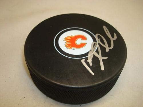 Йонас Хилер подписа хокей шайба Калгари Флеймс с автограф 1А - за Миене на НХЛ с автограф